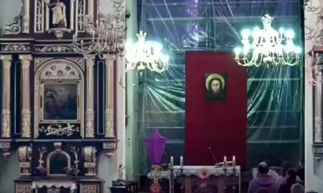 Wklejono puste ławki! / YouTube:  Bartney Ros