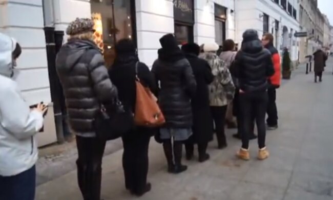 Kolejka. Źródło: Youtube Gazeta.pl