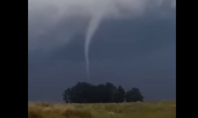 Trąba powietrzna nad Polską. W mediach społecznościowych pojawiły się niepokojące nagrania