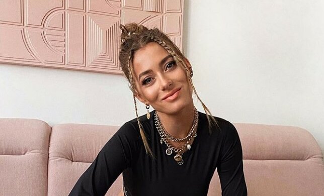 Marcelina Zawadzka znowu na oku opinii publicznej. Jej "omaseczkowany" towarzysz zabaw w parku rozrywki zaciekawił media