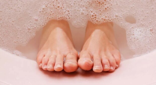 Nawyki, które szkodzą naszym stopom. Jak prawidłowo o nie dbać