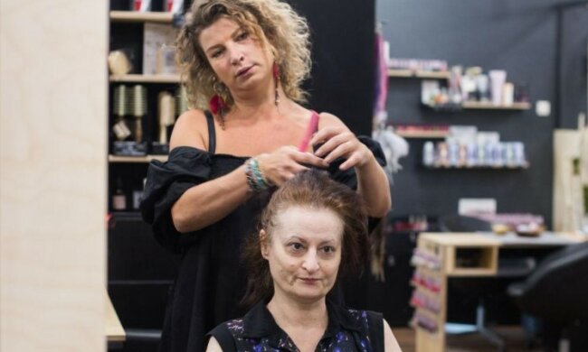 Przyszła do salonu jako zaniedbana staruszka. Wyszła jako piękność