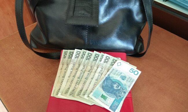Mieszkanka Gdańska zgubiła torebkę, w której miała 17 tysięcy złotych. Czy ktoś uczciwie oddał jej zgubę