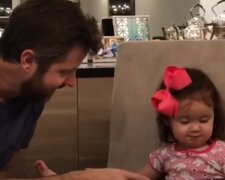 Szczęśliwy tatuś, źródło: YouTube/Funny Babies's Life