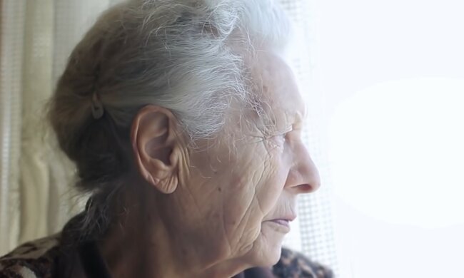 Starsza kobieta/screen Youtube @The Storyist