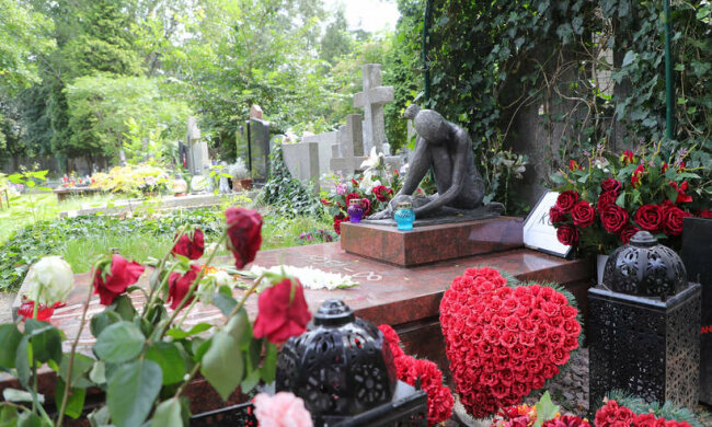 Najpiękniejsze miejsca pochówków na Cmentarzu Powązkowskim. Pomniki i dekoracje zaskakują