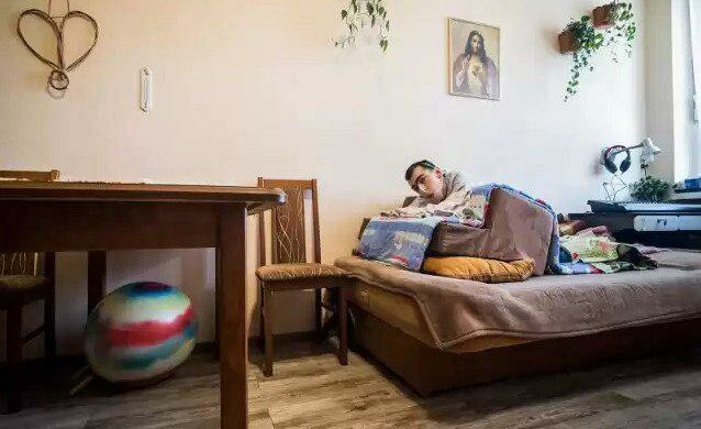 Pięcioosobowa rodzina żyje w ciasnej klitce! Poznaj ich niebywałą historię!