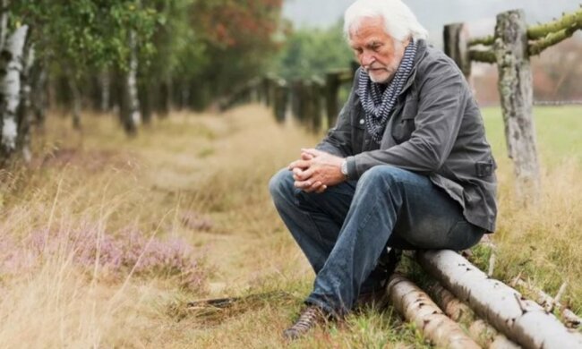 Starzec od 10 lat czeka na córkę na poboczu. "Niedługo wróci". Co się stało