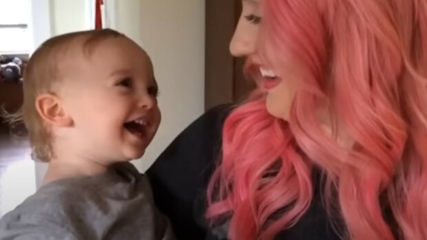 Mama i dziecko, źródło: YouTube/Collin Martin