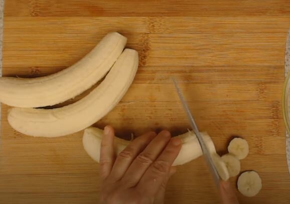Deser z bananami i mascarpone. Źródło: youtube.com