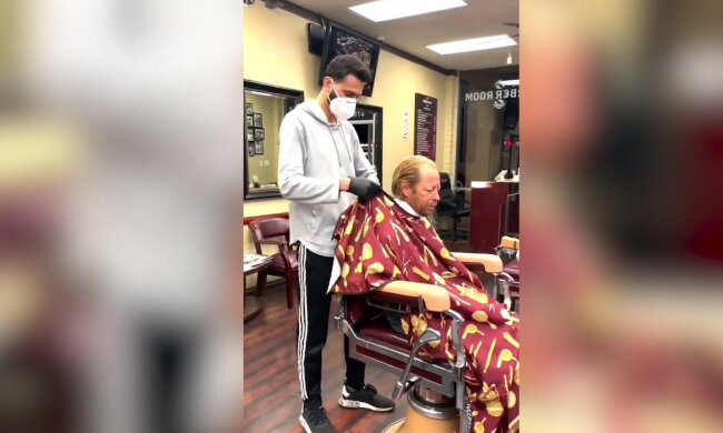 Fryzjer obciął włosy bezdomnemu, screen YT