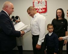 Bohaterski Ukrainiec uratował ludzi z płonących pojazdów! Teraz dostał wspaniałą nagrodę od prezydenta