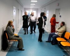 Pewna kobieta z dzieckiem czekała kilka lat na wizytę u lekarza. Źródło: gs24.pl