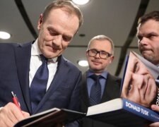 "Czasami się staramy mówić szczerze". Donald Tusk w swojej książce wraca do początków politycznej kariery