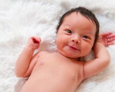 Internauci z całego świata zachwyceni fotografią z uśmiechniętym noworodkiem wtulonym w mamę. Kryje się za nim wzruszająca historia