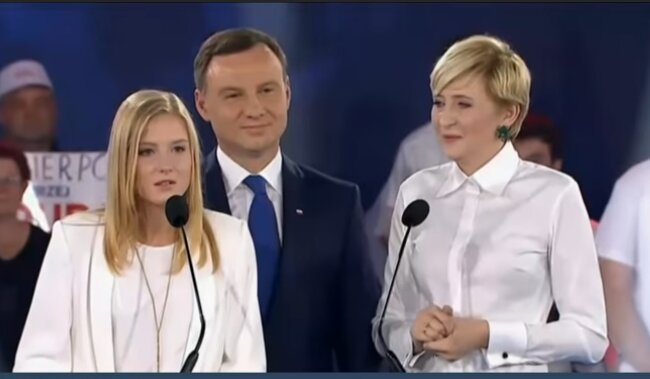 Polacy nie kryją oburzenia. Padły mocna słowa pod adresem Kingi Dudy oraz Agaty Kornhauser-Dudy. "Może czas wydusić z siebie kilka słów"