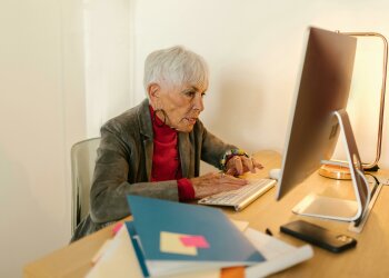 "Nie znoszę wizyt mojej teściowej, bo zawsze urządza nam w domu inspekcję": Nawet dzieci, gdy słyszą "babcia idzie", od razu zaczynają udawać chore
