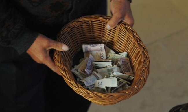 Co się dzieje z pieniędzmi, które parafianie dają na tacę, i czy kwoty powinny być jawne
