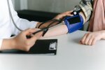 Takie ciśnienie może być alarmem. Przy tych objawach nie wolno czekać