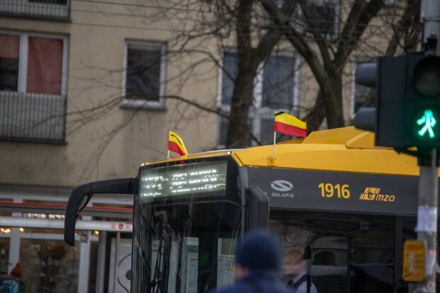 Flagi na autobusie/ Twitter: Warszawa