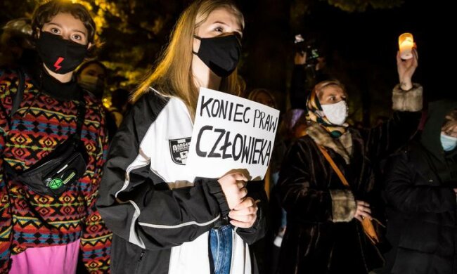 Nocny strajk kobiet/ https://polskatimes.pl/