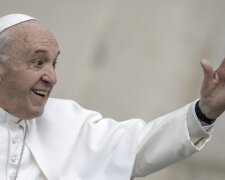 Papież Franciszek zorganizował spotkanie z kobietą, którą trzepnął w rękę. Co jej powiedział