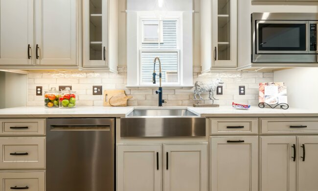 Jeden prosty trik na tłuste szafki. Nalot znika bez szorowania