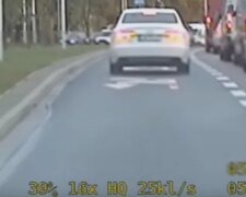 Łamał drogowe przepisy, nie spodziewając się tego, że jest nagrywany. Szybko trafił w ręce policji [wideo]