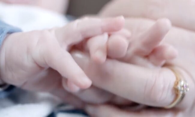 Babcia i wnuk. Screen: YouTube