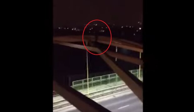 Mężczyźni wspieli się na wiadukt w Słupsku i wrzucili nagranie do sieci.Teraz szuka ich policja [WIDEO]