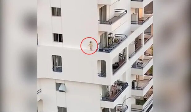 Dziecko spacerujące po krawędzi ściany na 5 piętrze. Od tego nagrania włos jeży się na głowie