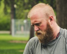 Z życia wzięte. "Nigdy nie byłem na randce, choć mam czterdziestkę na karku": Mama mówi, że świat mnie skrzywdzi, więc zostałem przy niej