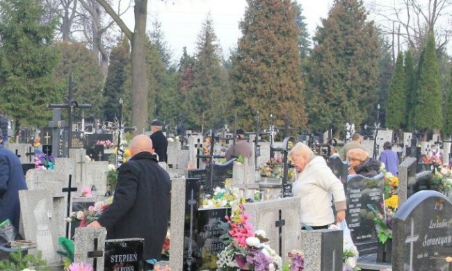 Cmentarz w Brzezinach wciąż straszy wysokimi cenami. Prośby o pomoc Watykanu spełzły na niczym