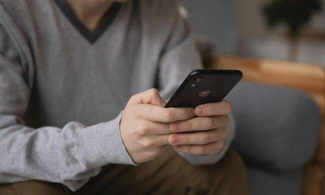 Oszuści zmienili metodę i znów polują na seniorów. Jeden telefon może kosztować oszczędności życia