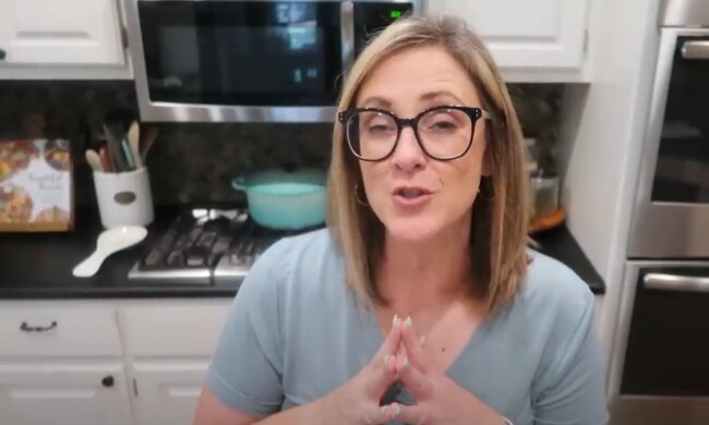 Zmęczona gotowaniem, źródło: YouTube/See Mindy Mom