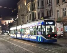 Kraków: specjalny tramwaj od niedzieli wozi już pasażerów i wywołuje świąteczną atmosferę na ulicach miasta. Gdzie można go było już zobaczyć