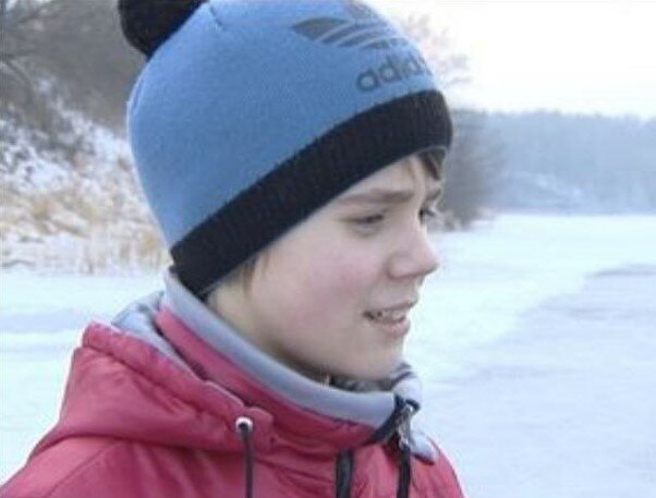 Uczeń wskoczył do lodowego jeziora, aby uratować chłopca