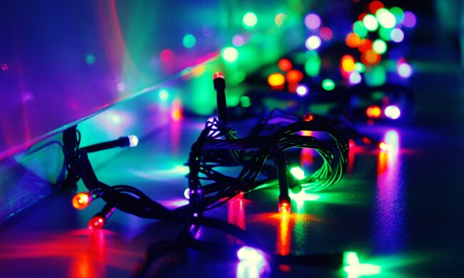 Świąteczne dekoracje pod lupą. Za taki błąd na balkonie możesz zapłacić nawet mandat