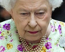 Królowa Elżbieta po raz drugi nie spędzi świąt z wnukiem. Trudna decyzja księcia Harry'ego