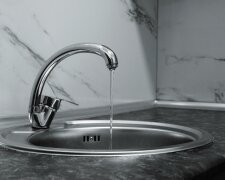 Jedna kropla i problem znika. Zlew przestaje łapać zacieki z wody