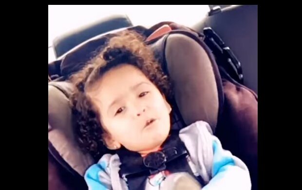 Rozdzierająca serce historia dwuletniej dziewczynki, która bawi się w środku nocy na miejscu własnego spoczynku. Jej mama ma na to twarde dowody