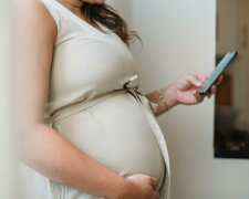 Z życia wzięte. "Mama ma 45 lat i jest w ciąży": Dziadkowie wpadli w furię. Nie rozumiem, o co im chodzi