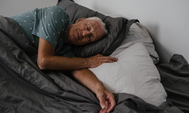 Seniorzy powinni uważać na drzemki o tej porze. Badacze odkryli niepokojącą zależność