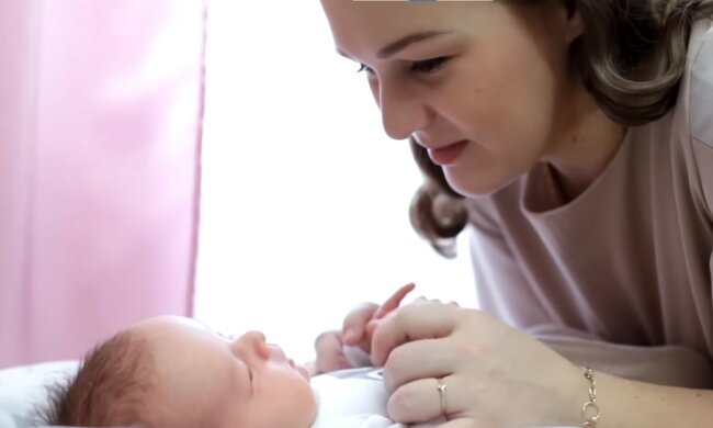 mama i dziecko, screen Youtube @user-pr3ql7rd2l.jpg