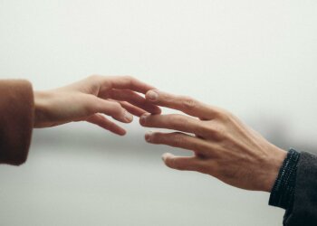 Z życia wzięte. "Córka zakochała się w moim przyjacielu": Nie mogę patrzeć, jak tuli się do faceta w moim wieku