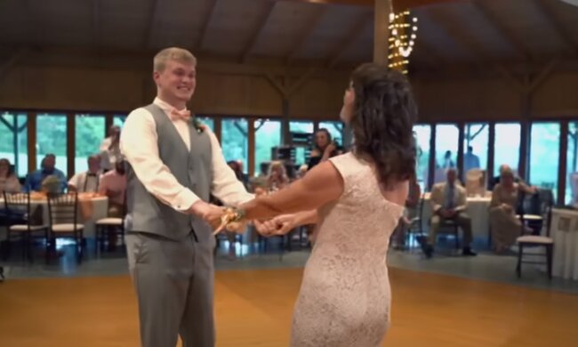 Weselny taniec matki i syna/YouTube @Jason Collins