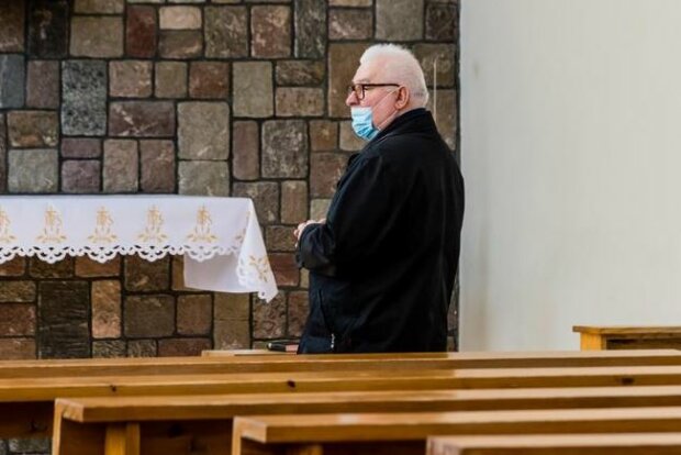 Lech Wałęsa w kościele. Źródło: se.pl