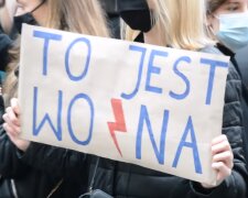 Gdańsk: minął miesiąc protestów w ramach Strajku Kobiet. Kilkaset osób przeszło ulicami miasta i protestowało pod siedzibą PiS
