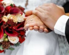 Pan młody podczas wesela poprosił gości o zajrzenie pod swoje talerze. Nikt się nie spodziewał, że ślub nabierze takich "rumieńców"