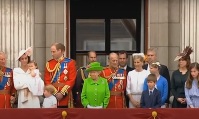 Rodzina królewska na balkonie Pałacu Buckingham/YouTube @MrEp880